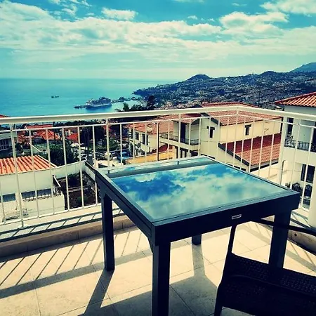 Madeira Mit Blick Auf Den Hafen Vila Funchal (Madeira)