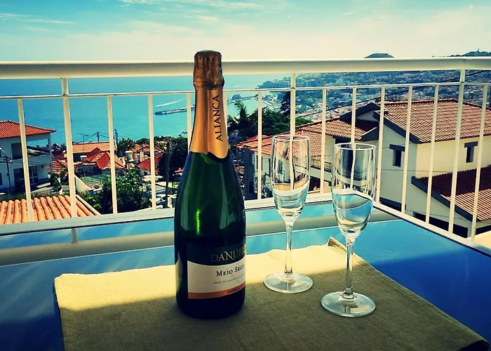 Madeira Mit Blick Auf Den Hafen Villa Funchal (Madeira)